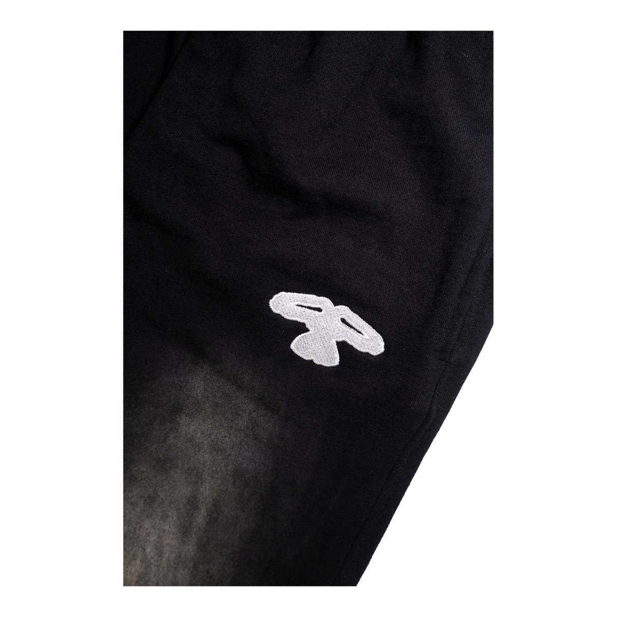 5Loop 5ivFaded sweatpants, close-up of the embroidered logo